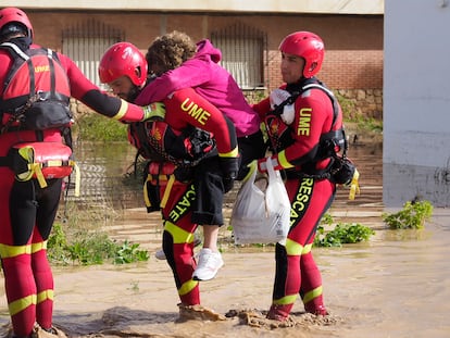 Efectivos de los cuerpos de rescate ayudando a los afectados por las inundaciones en Mira, Cuenca, 30 de octubre de 2024