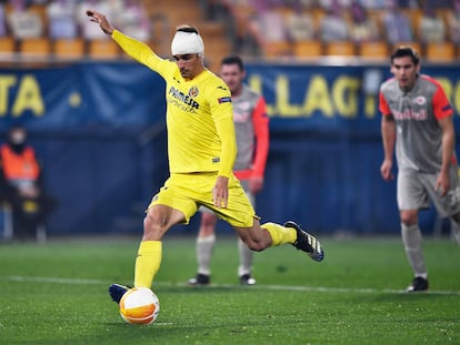 Gerard Moreno, con un vendaje en la cabeza, marca el gol de la victoria del Villarreal ante Salzburg de penalti este jueves en el estadio de La Cerámica.