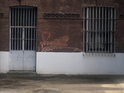 Grafiti de 'Muelle' de hace más de 30 años localizado en el interior del recinto penitenciario en Madrid donde cumplen condena presos en semilibertad como Bárcenas y Correa.