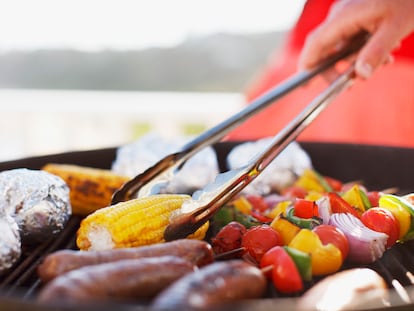 Opciones como hamburguesas de legumbres, tofu y verduras a la parrilla, son alternativas ricas en fibra y nutrientes esenciales.