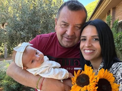 Toni Tarazona junto a Lourdes y su hija.