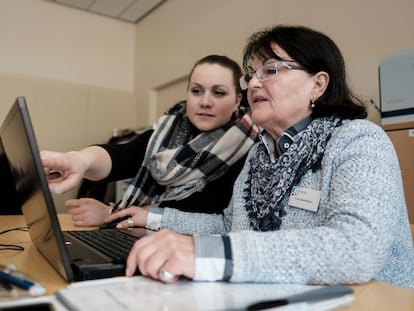 Una mujer de 70 años participa en un curso de computación para mayores en Hanover, Alemania.