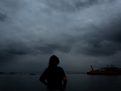 Victoria, una policía penal del Estado de Río de Janeiro, mira la Bahía de Guanabara en Praça Mauá, Río de Janeiro (Brasil).