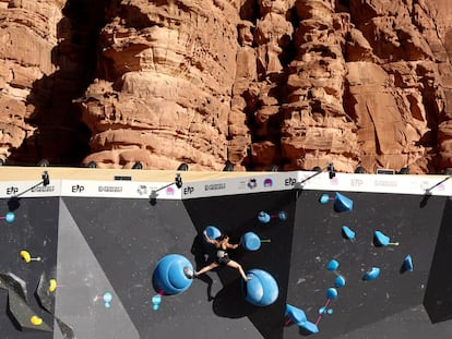 Una competidora en la prueba de escalada durante los Neom Games.