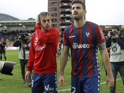 Javi Lara i Raúl Navas, després de consumar-se el descens de l'Eibar.