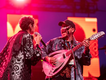 Widad Mjama, de espaldas, en una actuación de su grupo, Aïta Mon Amour, durante el Festival Gnaoua de Músicas del Mundo, en junio.