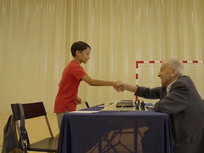 Félix Álvarez Lee, de 12 años, saluda a Manuel Álvarez Escudero, de 102, antes del inicio de su partida de ajedrez en el Open Internacional de Moratalaz, este jueves en Madrid.