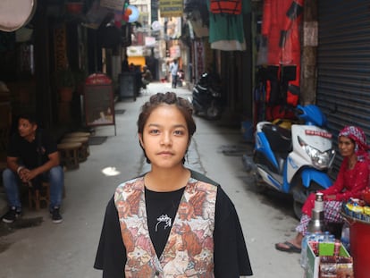 Prakriti Shrestha en el céntrico barrio de Thamel en Kathmandu.