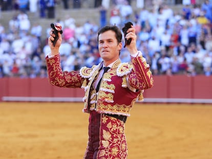 Daniel Luque pasea las dos orejas del quinto toro de la tarde.