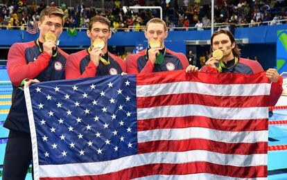 El equipo estadounidense de 4x100 psa con las medallas de oro conseguidas.