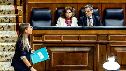 La portavoz de Junts en el Congreso, Miriam Nogueras, y la vicepresidenta primera del Gobierno y ministra de Hacienda, María Jesús Montero, con el ministro de la Presidencia, Justicia y Relaciones con las Cortes, Félix Bolaños, en el Congreso.