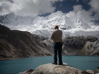 Un guía de montaña en la laguna Palcacocha en Huaraz, Perú.