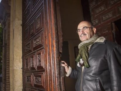 El arquitecto Alfonso Jiménez, en la puerta de salida de la catedral.