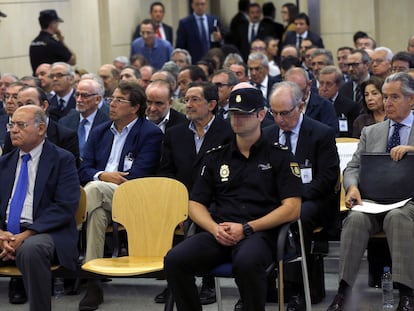 Momento del juicio en la Audiencia Nacional sobre el 'caso Bankia', el 26 de septiembre de 2016.  Entre los acusados, a la derecha de la imagen está el expresidente de Caja Madrid, Miguel Blesa, junto a su sucesor en el cargo, Rodrigo Rato. Y en la primera fila, a la izquierda, Gerardo Díaz Ferrán, expresidente de CEOE.