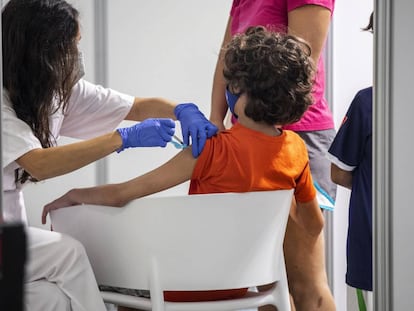 Un niño recibe la dosis de la vacuna contra el coronavirus en Valencia
 