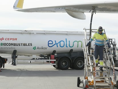 Carga de combustible a un Airbus A320 en el Aeropuerto de Sevilla.