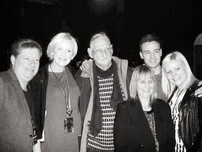 Liam Payne con su familia en una foto de marzo del 2013. De izquierda a derecha: su padre, Geoff Payne; su madre, Karen Payne; su abuelo, y, debajo de Liam, sus dos hermanas, Nicola y Ruth.