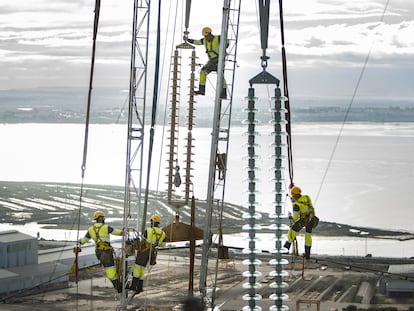 Operarios trabajando en la red de Endesa en Cádiz.