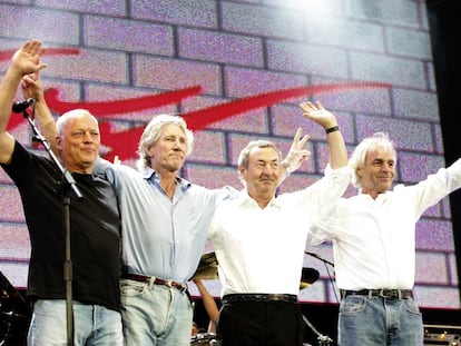 David Gilmour, Roger Waters, Nick Mason y Rick Wright, de la banda Pink Floyd en Londres en 2005.