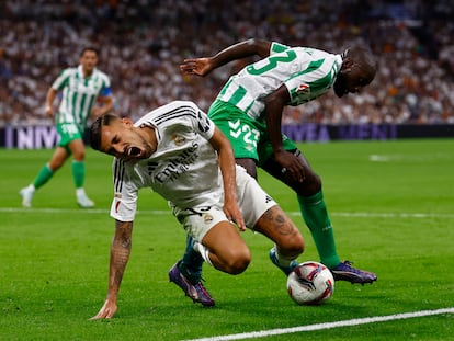 Dani Ceballos choca con Sabaly durante el Real Madrid-Betis del pasado domingo.