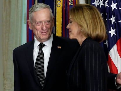 El secretario de Defensa de EEUU, James Mattis, y la ministra Mar&iacute;a Dolores de Cospedal en el Pent&aacute;gono el 23 de marzo.