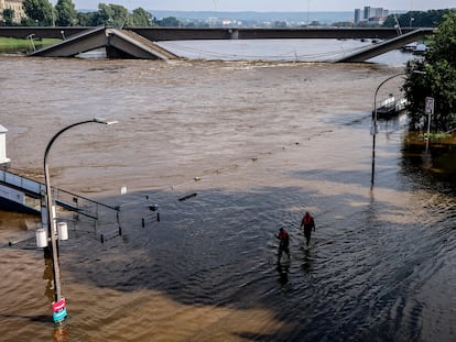 Puente sobre el río Elba destruido a la altura de Dresde en septiembre por las inundaciones causadas por las fuertes lluvias en Centroeuropa