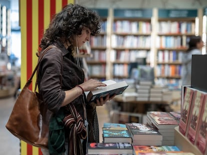 Venta de libros en una céntrica librería de la capital catalana el fin de semana previo a Sant Jordi.