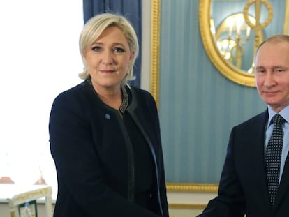 El presidente ruso Vladimir Putin juntos con la candidata francesa al Elíseo Marine Le Pen.