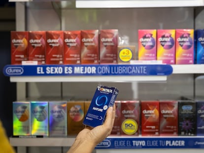 La caída del uso de preservativos es una de las causas del aumento de las ITS. En la imagen, cajas de condones en una farmacia de Barcelona.