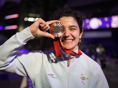 La esgrimista Judith Rodríguez celebra su bronce en París 2024. Fotos cedidas por el Comité Paralímpico Español.