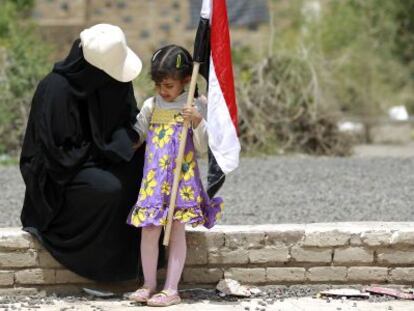 Una mujer y una ni&ntilde;a yemen&iacute;es tras una protesta contra los ataques de Arabia Saud&iacute;