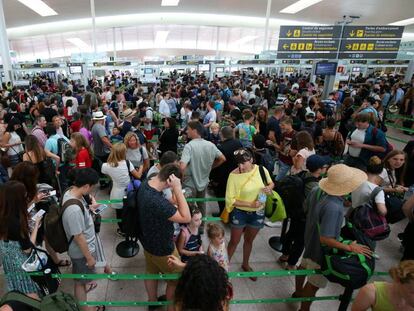 Colas en la zona de control del aeropuerto de El Prat, ayer en Barcelona. 