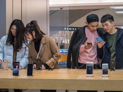 Varios clientes en una tienda de Apple en Shenzhen, China.