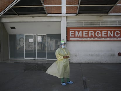 Un médico en el hospital público Pérez de León II en Caracas, Venezuela.