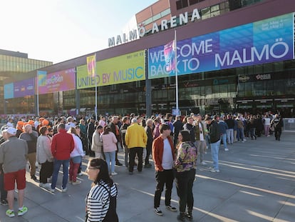 Fans de Eurovisión a las puertas del Malmö Arena, el recinto donde se celebró la pasada edición del festival, el 7 de mayo.