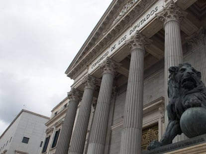 Estatuas de leones en la entrada del Congreso de los Diputados.