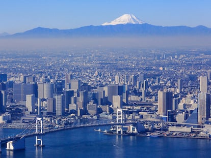 El monte Fuji, con nieves perpetuas, es el techo orográfico de Japón. Se eleva hasta los 3.776 metros.