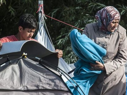 Migrantes montan una carpa cerca a la frontera entre Serbia y Hungr&iacute;a este jueves.