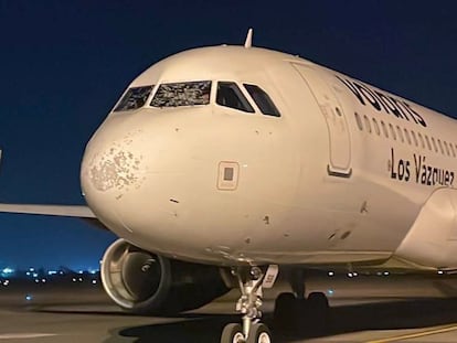 El avión de Volaris dañado por el granizo durante la ruta Tijuana-Monterrey, el 12 de mayo de 2023.