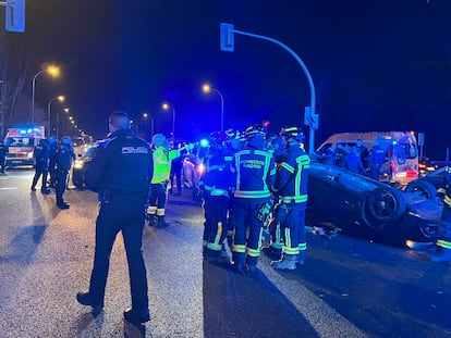 Los policías, bomberos y sanitarios, en el lugar del suceso de esta madrugada en Madrid.