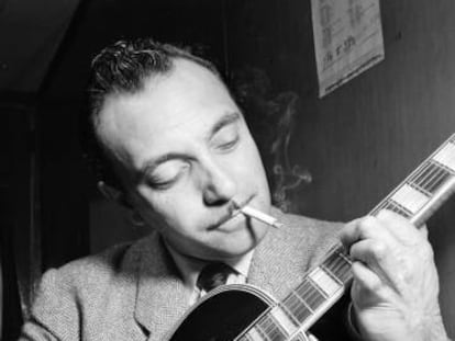 El guitarrista roman&iacute; Django Reinhardt con su guitarra.