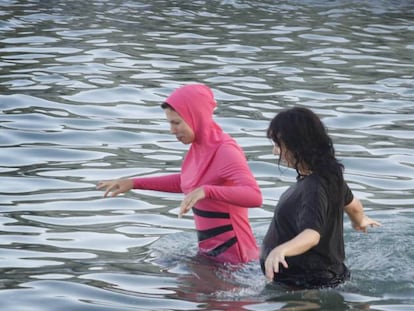 Una dona amb 'burkini' aquest dilluns a la platja de Montgat.