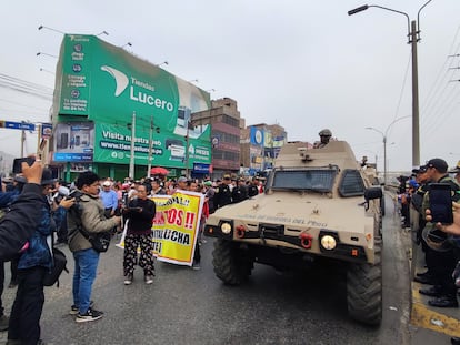 Tanquetas de la Marina patrullan la avenida Panamericana Norte, en el área metropolitana de Lima (Pérú) este miércoles durante una protesta de transportistas.