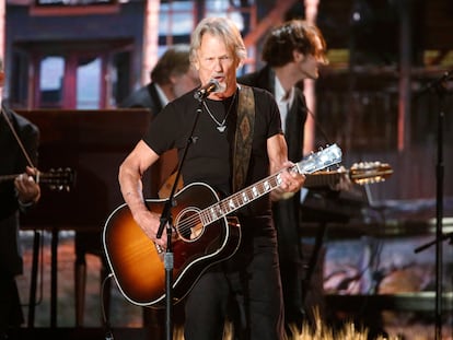 Kris Kristofferson toca en la 56ª edición de los Grammy en Los Ángeles, en enero de 2014.