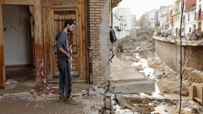 CHIVA (VALENCIA), 31/10/2024.- Un hombre observa  el estado de su vivienda y de las calles tras la DANA que asolado el sureste español y ha causado más de un centenar de muertos, este jueves en Chiva (VAlencia). EFE/ Kai Försterling
