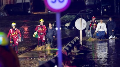 Emergency crew rescue residents after they were trapped in their homes following flooding in Valencia, Wednesday, Oct. 30, 2024. (AP Photo/Alberto Saiz)