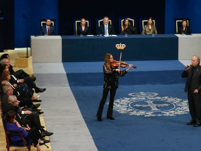 El músico Joan Manuel Serrat, premio de las Artes, canta durante la ceremonia de entrega de los Premios Princesa de Asturias, este viernes en el Teatro Campoamor de Oviedo.