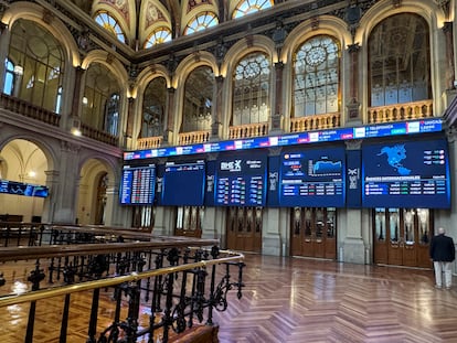 Paneles de cotización de la Bolsa de Madrid.