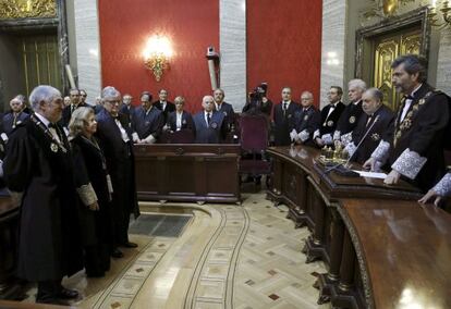 La nueva fiscal general del Estado, Consuelo Madrigal, acompañada de sus padrinos, en el Salón de Plenos del Tribunal Supremo.