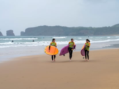 Tres chicas durante una clase de surf en la playa de Hendaya, en el País Vasco Francés.